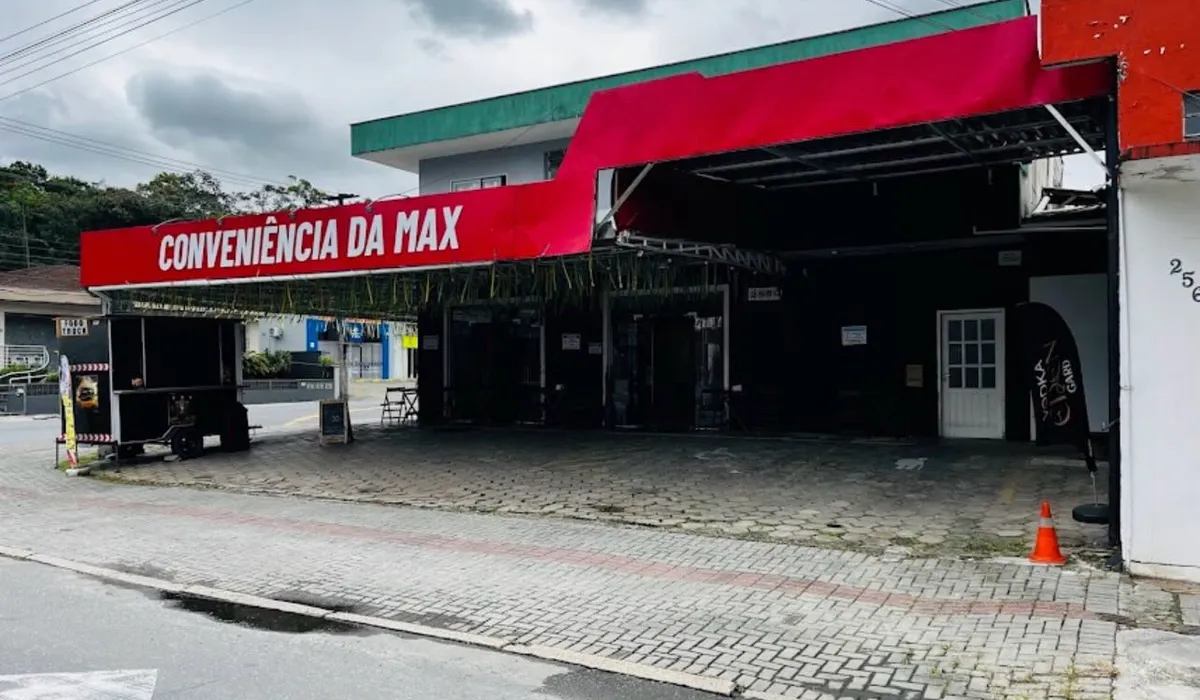 Fachada da Conveniência da Max, onde fica o Esparta Burguer, na Rua Max Colin, Joinville